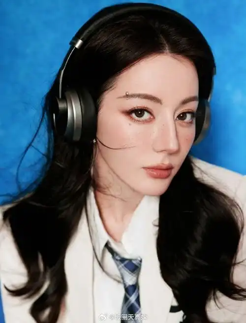 迪丽热巴甩头发有校园酷姐味了##开始推理吧推艺怪谈