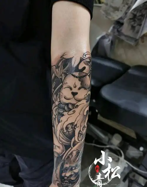 招财猫达摩蛋包小臂纹身图片_手臂新传统纹身图案
