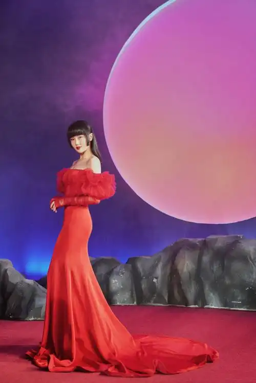 黄龄这红裙也太挤了身材曲线撑得明显我是羡慕了