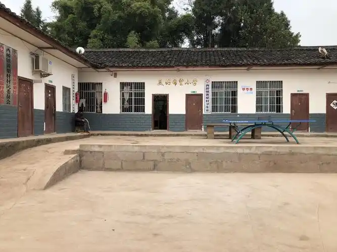 西桥黄梨村的希望小学