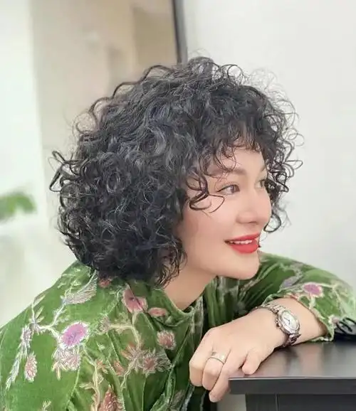 50岁女人烫头发:记住"三烫三不烫",显年轻气质,头发蓬松洋气|烫发