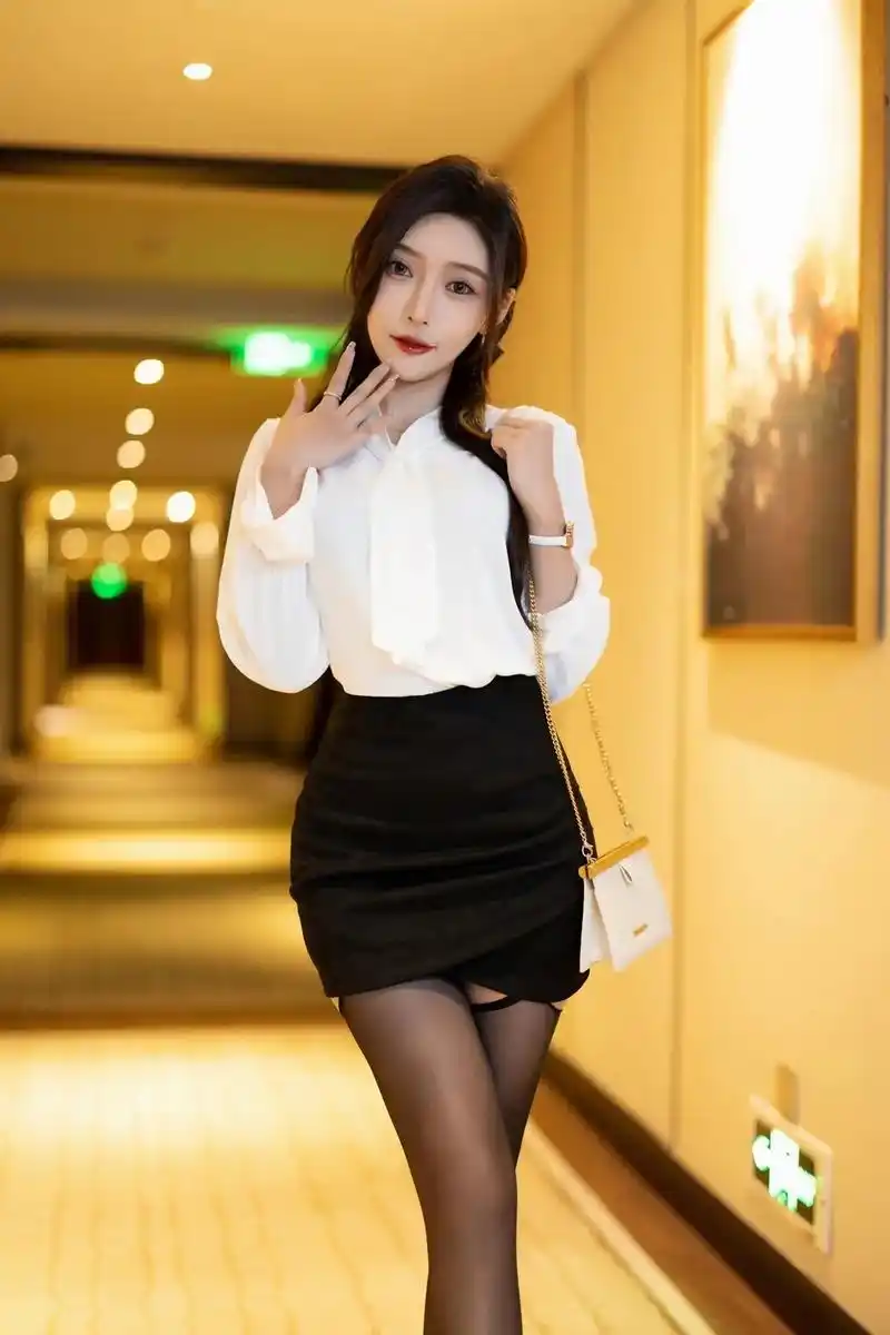 职业装 女神王馨瑶,她穿着一件白色的t恤搭配黑 - 抖音