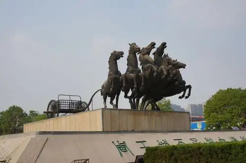 【携程攻略】洛阳天子驾六博物馆景点,这车马坑展馆在市中心,对面就是