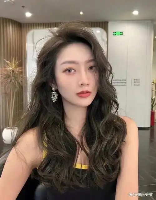 法式烫是属于中大卷的发型,非常百搭好看气质满满.