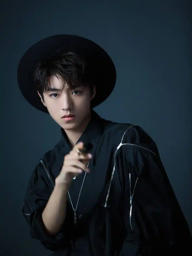 拉链也成时髦装饰?王俊凯衣服上挂4条,吴昕裙子上有一排呢!