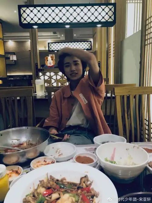 发现他和你躺在沙发上 心里不约而同的感叹到 "果然有女朋友就是不一