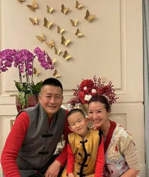 57岁戏骨高曙光晒全家福41岁富商妻子身材苗条5岁儿子神似爸