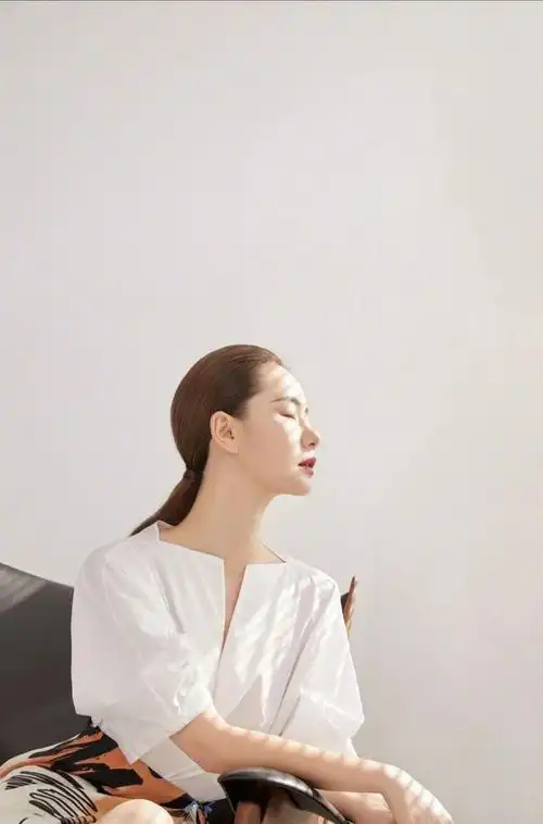 戚薇太敢穿了吧脚踩假发厚底鞋潮流前卫网友看不懂女神时尚