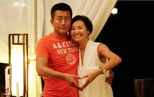 高曙光夫妇秀恩爱小16岁富婆妻子打扮时髦与江珊风格大不同