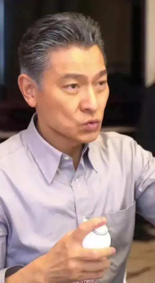 描述:刘德华,这位华语乐坛和影坛的传奇人物,不仅以其卓越的演艺功底