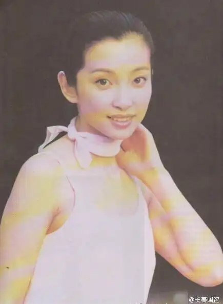 刚出道的李冰冰眉清目秀,也是甜姐儿一枚