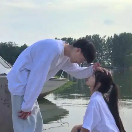 秀恩爱情侣头像一对两张明明是深爱但是很平淡