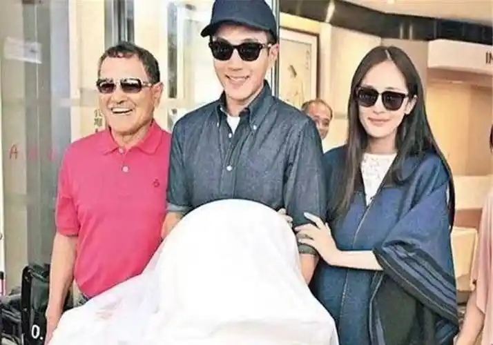 杨幂刘恺威关系闹掰?小糯米正脸被人拍到,无意带女儿上亲子节目.