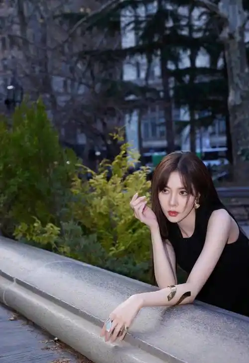 宋妍霏亮相纽约时装周,穿黑色气质套装又美又飒,好时尚_小喵_jyp_玫瑰