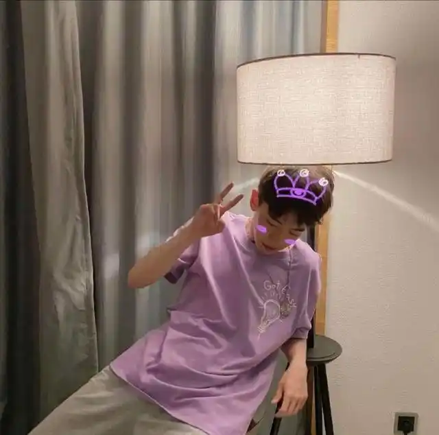 费启鸣晒生活照,穿着紫色短袖和灰色长裤对镜头比耶,可爱大方