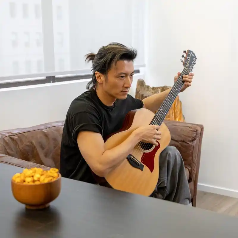 6月28日, 锋味分享谢霆锋照片 逮到"对谷弹琴"的谢大厨一枚 坐等抱着