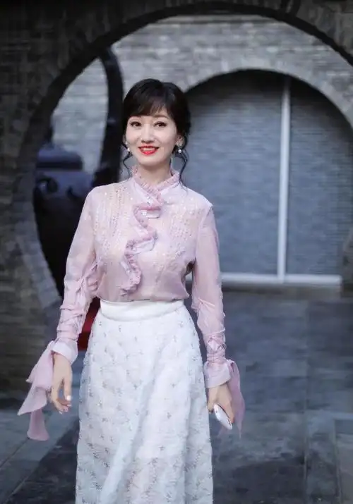 50岁女性如何穿得大气优雅,看赵雅芝给我们做示范|减龄|知性|穿搭|小