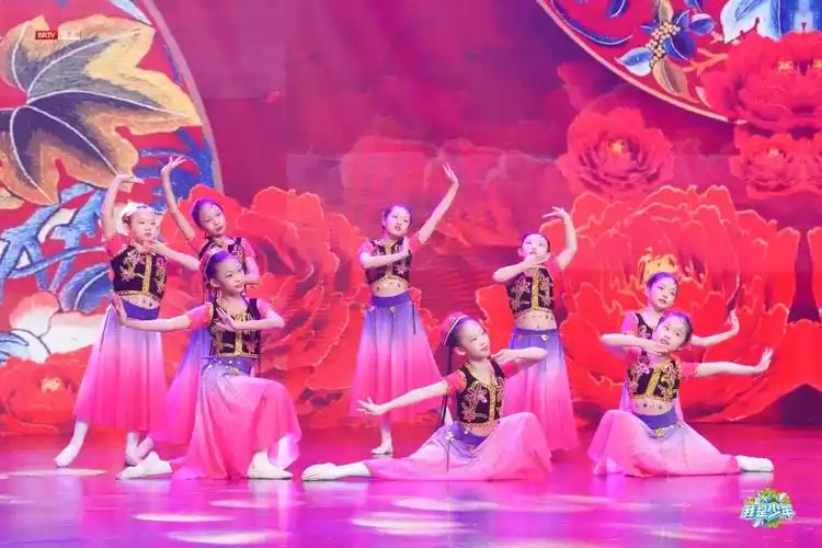 小演员精彩表演舞台照