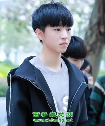 男生初中学生适合发型 初中男生帅气发型造型