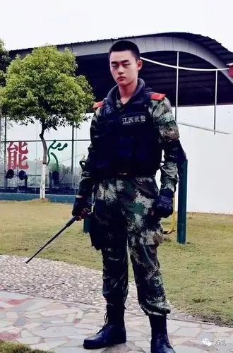 看到其他可以穿帅气制服在外巡逻的警察,狱警表示心酸,称穿的再帅也