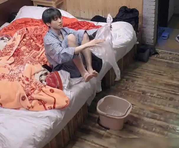 王俊凯光脚在地板上跑镜头扫到他的脚底网友三天没洗过脚