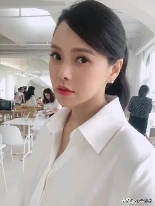 56岁伊能静跑去韩国打水光针素颜出镜满脸针眼真的狠