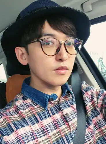 虽然姚译添只不过是一位幕后人物,不过他自身的穿衣打扮却也是走在