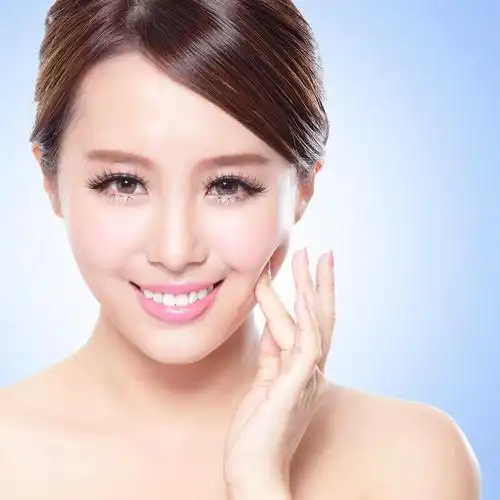 有蓝色的背景 有吸引力的皮肤护理女人脸的特写