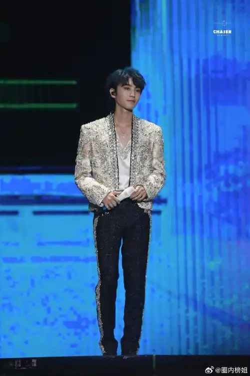 tfboys十年之约演唱会##王俊凯又染蓝发了