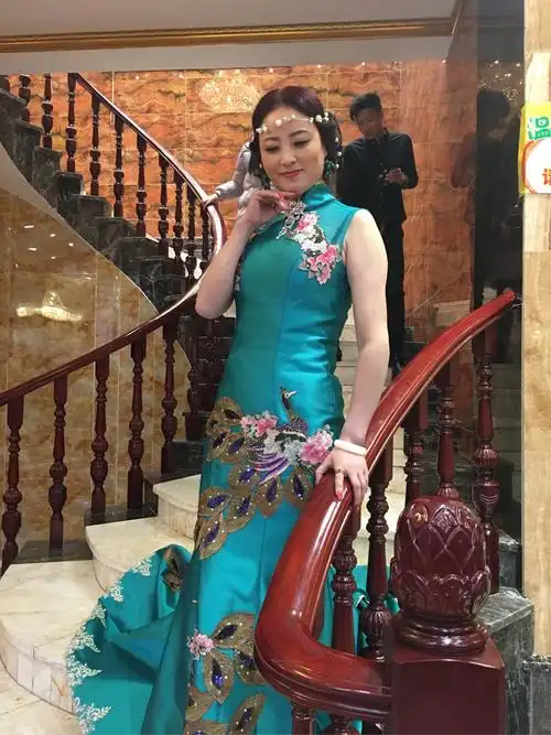 《中国旗袍协会国家旗袍夫人团》李卫华