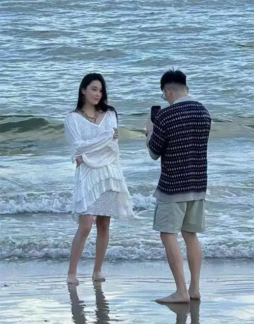 何捷张馨予海边散步,赤脚上阵帮拍照,俩人恩爱如初,令人羡慕