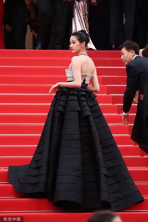 组图:关晓彤亮相戛纳电影节开幕红毯 着闪钻抹胸礼服优雅端庄