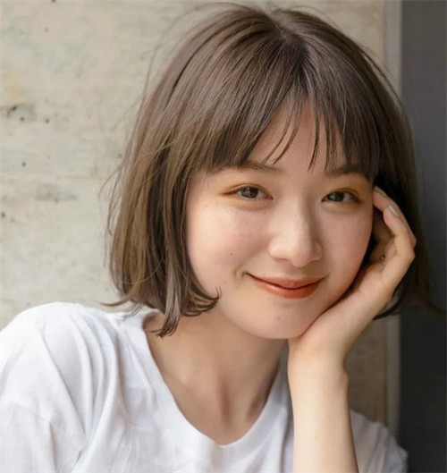 米棕灰初恋短发 温柔可爱到极点_染发发型 - 美发站