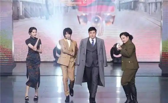 沈腾披大衣超霸气,贾玲成最美胖子_旗袍_关晓彤_王丽坤