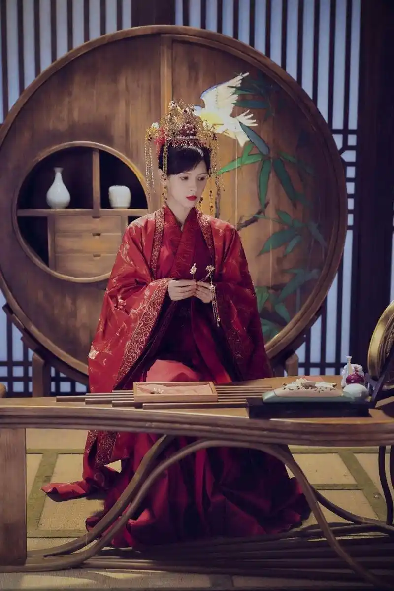 张予曦红色古装造型对比