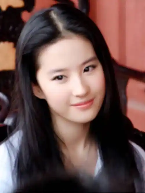 原创冻龄女神刘亦菲15岁花絮流出彩色低身材连衣裙发丝飞舞清纯可人