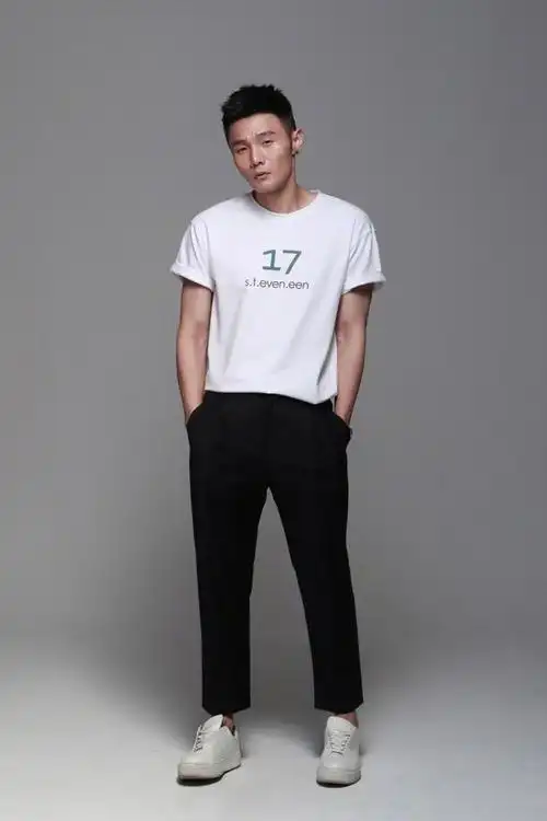 都说李荣浩长得丑,当他戴上眼镜后,网友:杨丞琳眼光不错!