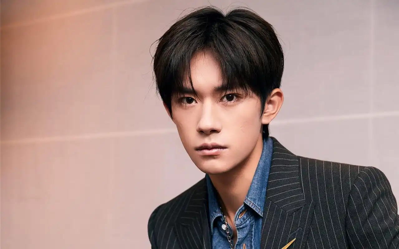 易烊千玺贝雷帽率性帅气图片桌面壁纸