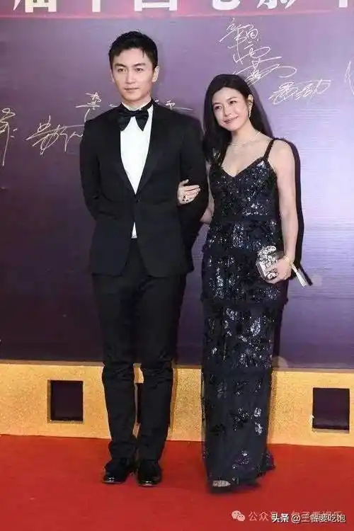 陈妍希和老公陈晓罕见同框打破离婚谣言穿黑色吊带裙像女王