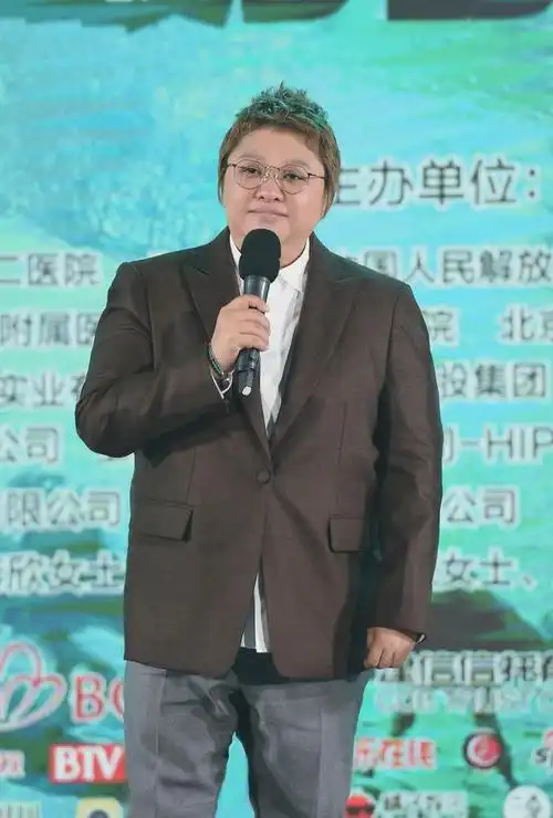 韩红罕见露面只是他的状态让人担忧