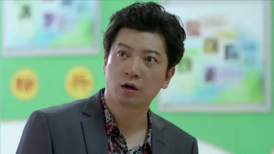 大丈夫任大伟到学校接孩子结果小男友当面搭前妻肩顿时懵了