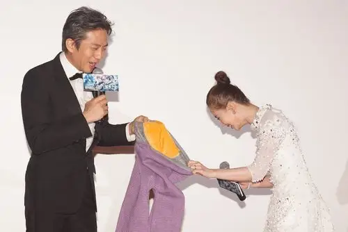 邓超给刘诗诗送了一条紫色秋裤,刘诗诗脸都笑烂了!