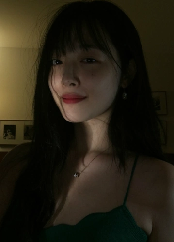 崔雪莉再次放飞自我,昏暗灯光下自拍,雪肤香沟极具诱惑