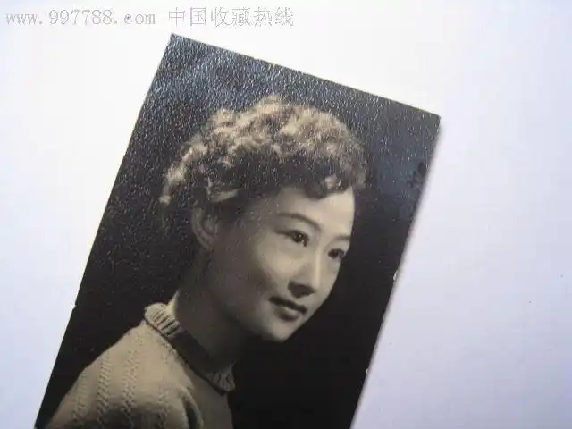 五十年代后期城市里的清纯卷发美少妇