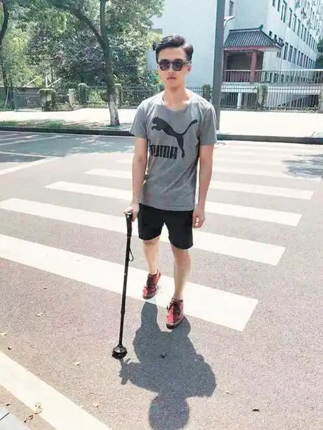 戴上智能眼镜,盲人眼睛"亮"了!长沙一学生研发ueye导盲眼镜_网易订阅