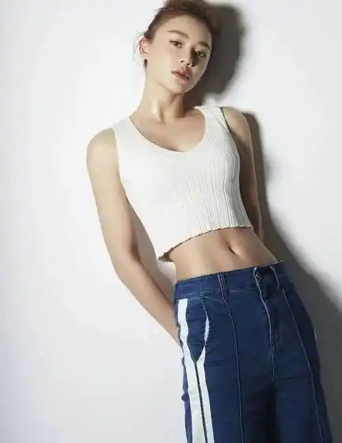 李菲儿柯基臀鼻祖身材苗条有线条超自律