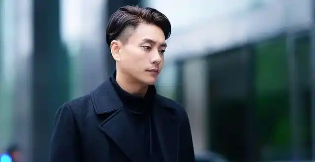 年过40的黄宗泽个人魅力依旧不减,他的穿搭和发型很重要