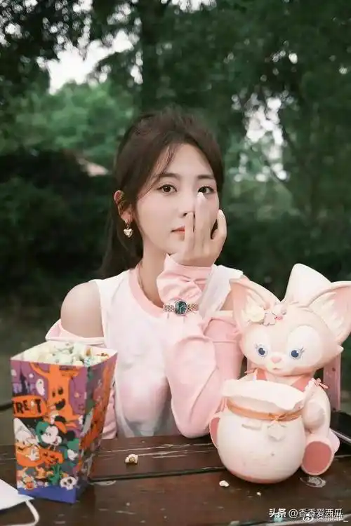 不知怎么的,有几张照片特别像谭松韵.像不像?