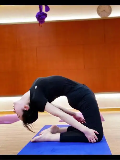 瑜伽打卡0069跪立下腰月枫堂可颂04