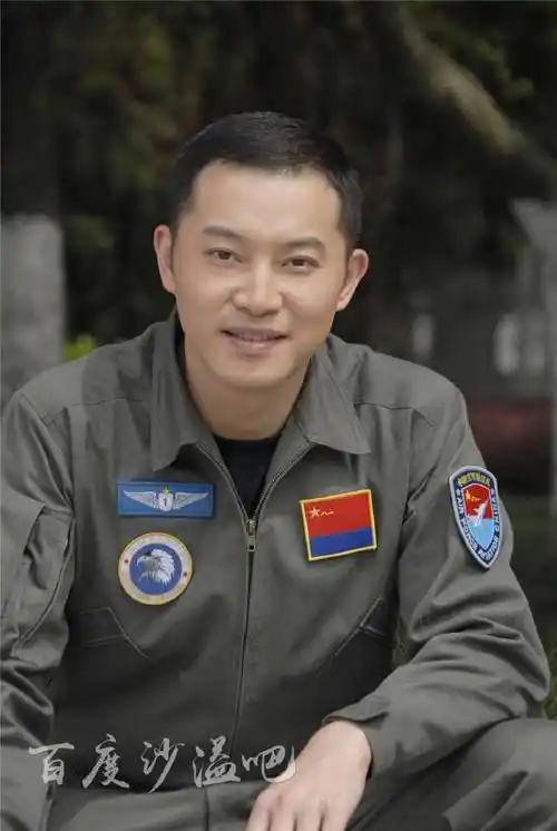 你以前真的这么瘦,现在相信沙溢以前真的是军艺校草了,虽然现在在幽默